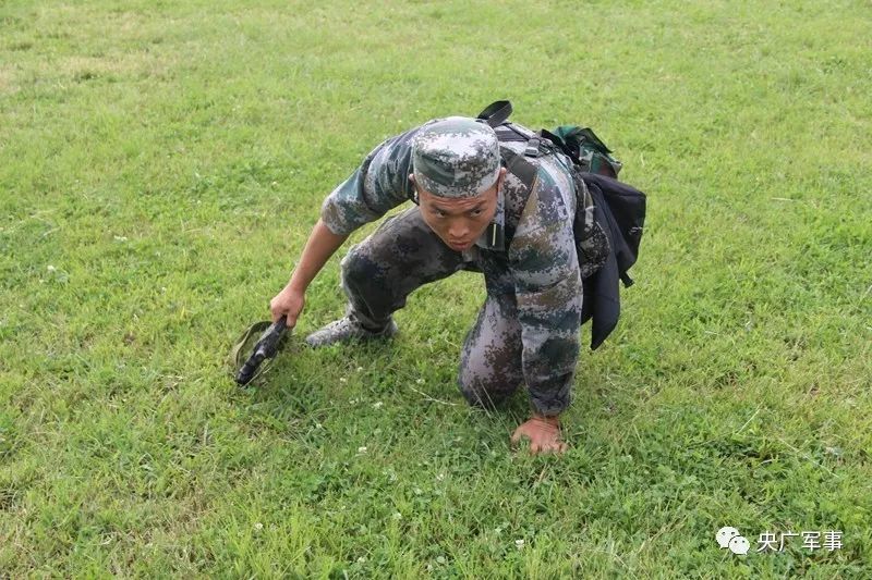 侧姿匍匐接近前沿阵地据悉,此次实战化战斗体能训练中,针对12名参训女