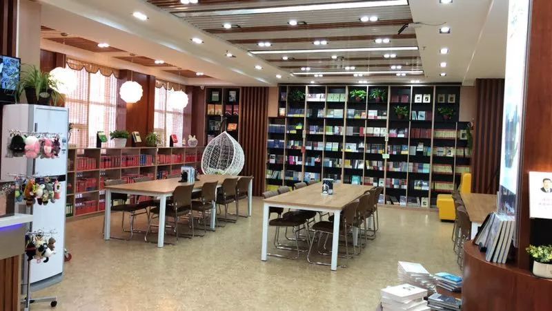 赤峰市第二中学明德书屋,赤峰市宁城县新华书店(荣获献礼新时代