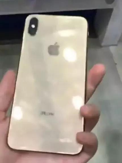 秀iphone xs/max秀成全球首摔!画面太惨~再看维修费,更惨