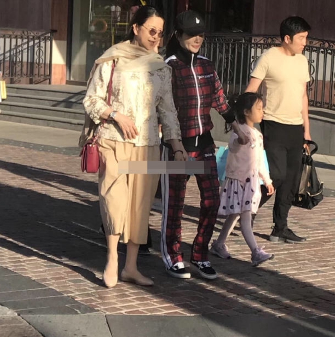 太幸福了!李小璐与妈妈带甜馨逛街,祖孙三代同行个个高颜值