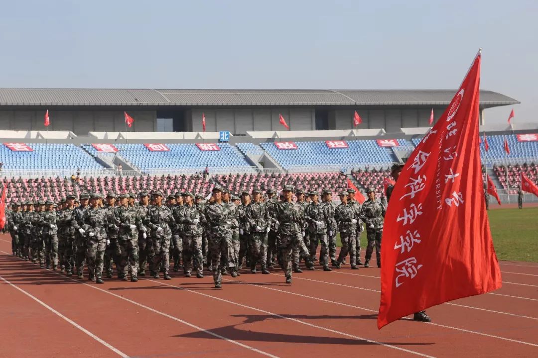 临沂大学24个学院军训方队风采,快来为你的学院投一票