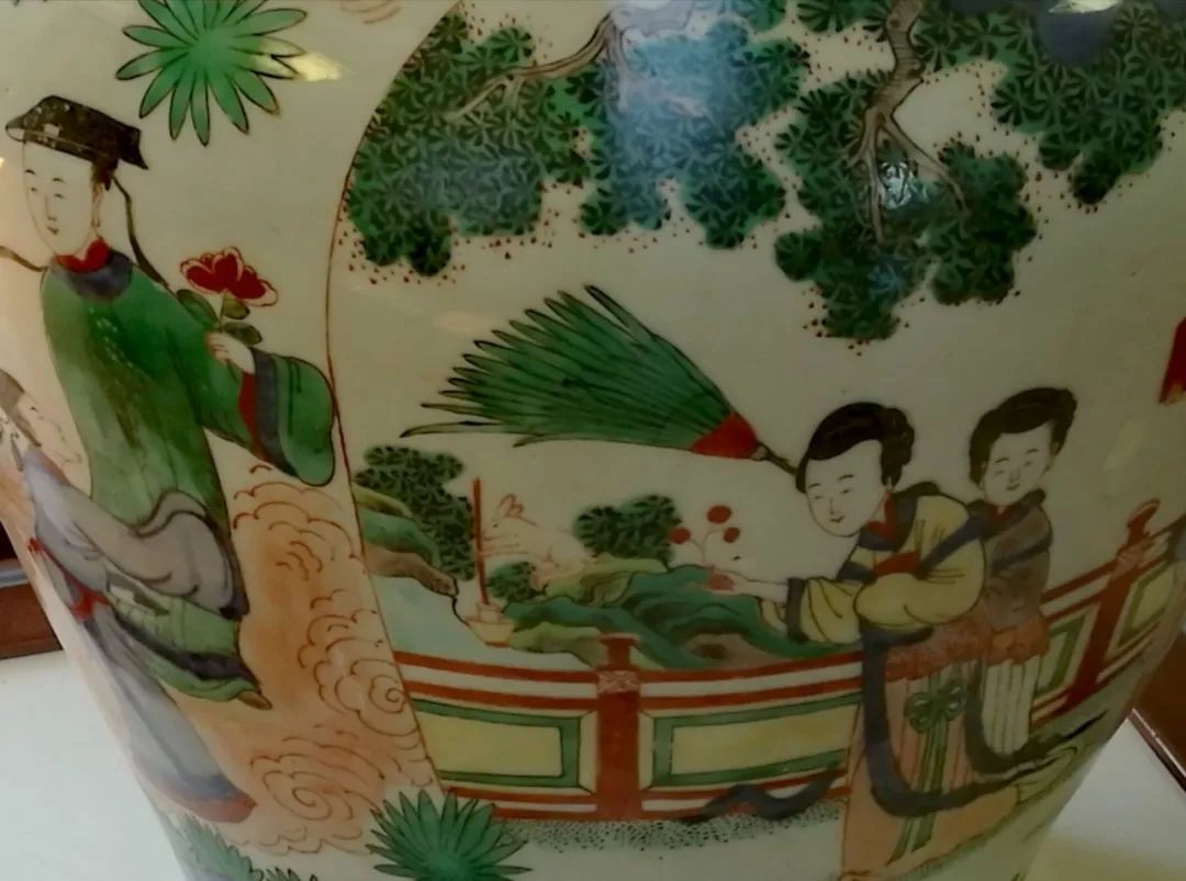 清代五彩瓷器上的月宫图,图上有仙女,有玉兔捣药,还有吴刚折贵.
