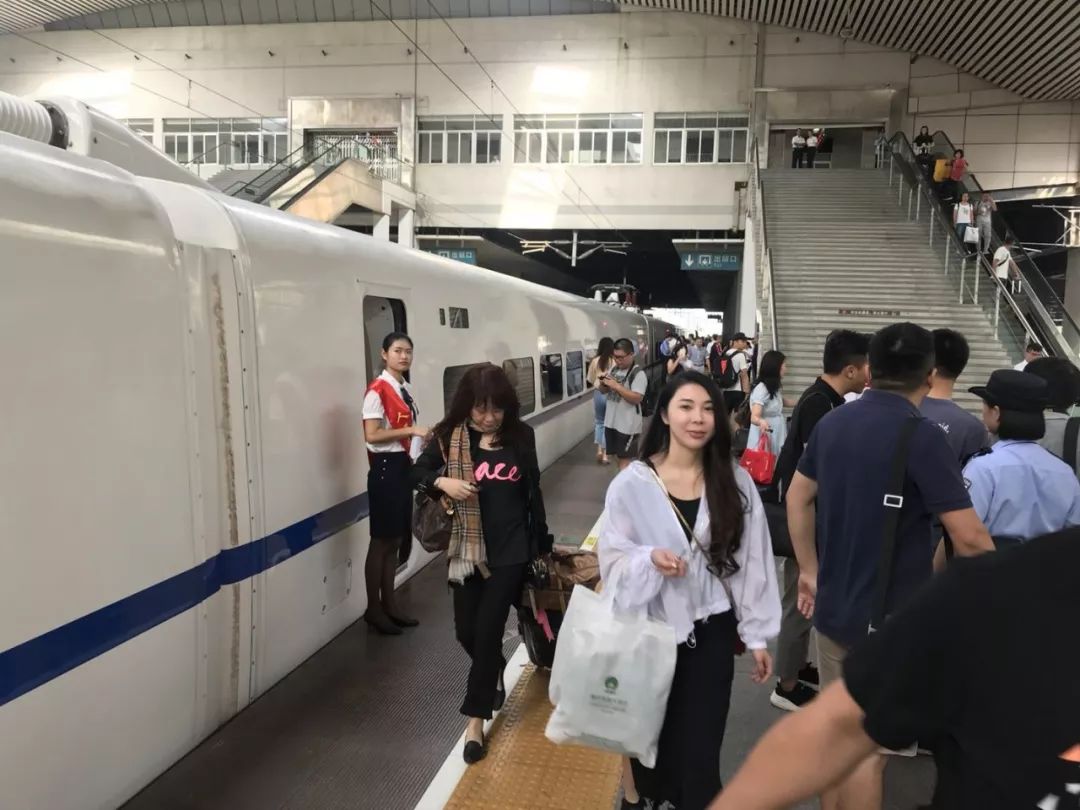 复兴号智能动车组投入京广高铁运营