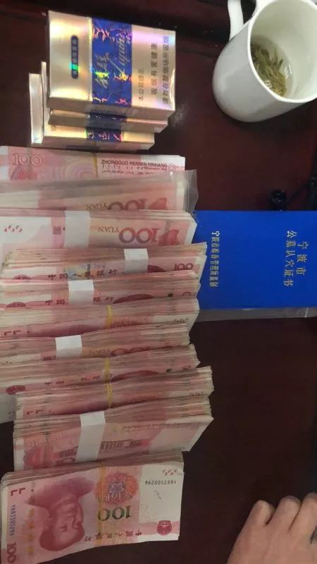 来宁波帮妻子了遗愿,上海老人装了11万现金的单肩包落