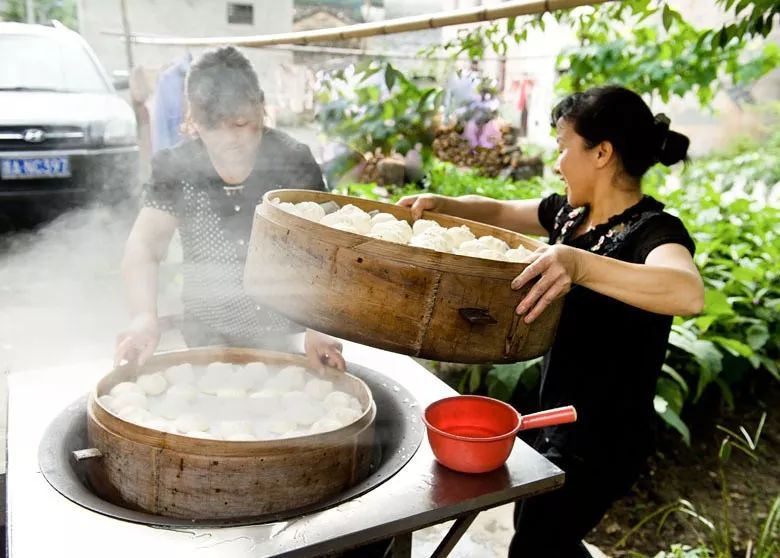 丰富的物产和吴越文化的熏陶形成了临安独特的地方菜谱,不仅当地人