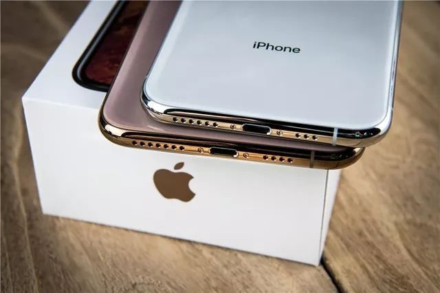 因为双卡双待的需求,iphone xs系列底部和顶部各多了一条天线