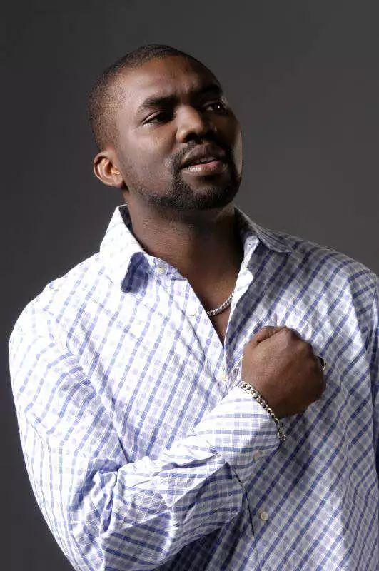 他原名叫伊曼纽尔·乌维苏,1981年出生于利比里亚,尼日利亚籍歌手