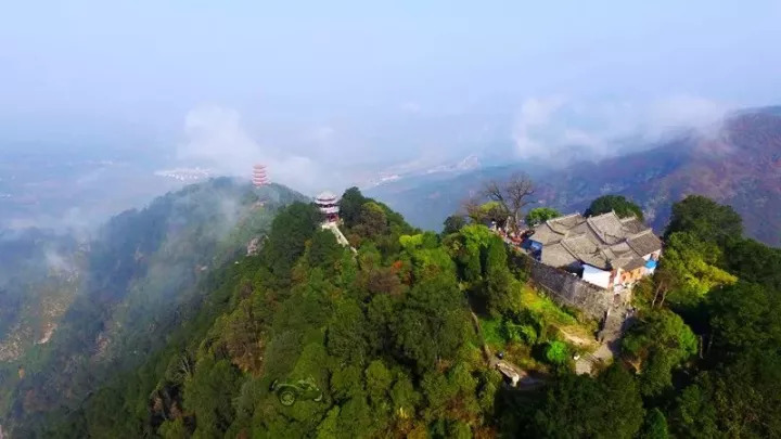 开放时间:08:30~18:00 午子山  素有"陕南小华山"之美誉 数万株挺拔