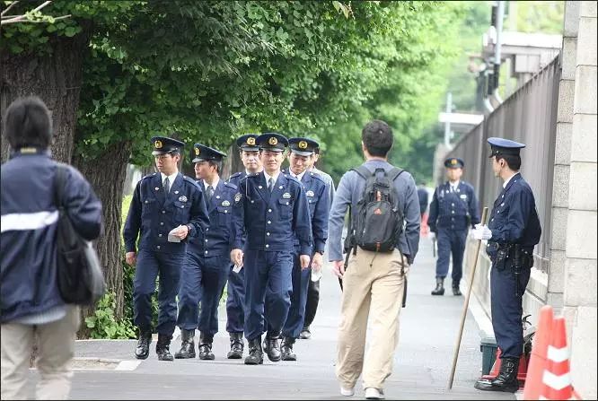 经常跪着办案的日本警察不用顾忌你想多了