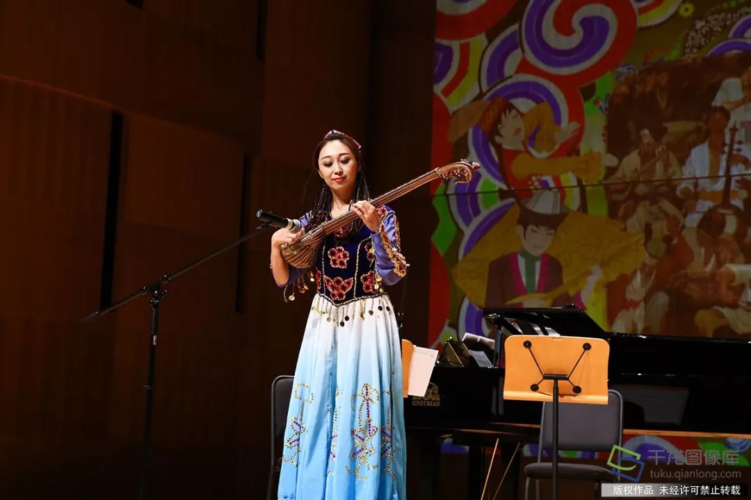 中央民族歌舞团的音乐家王帅用热瓦普演奏《达坂城的姑娘《阿拉木