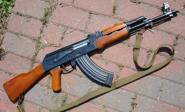 明明是ak47自动步枪的仿制版,为什么中国56冲却被称为冲锋枪?