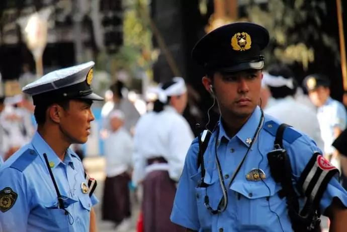 经常跪着办案的日本警察不用顾忌你想多了