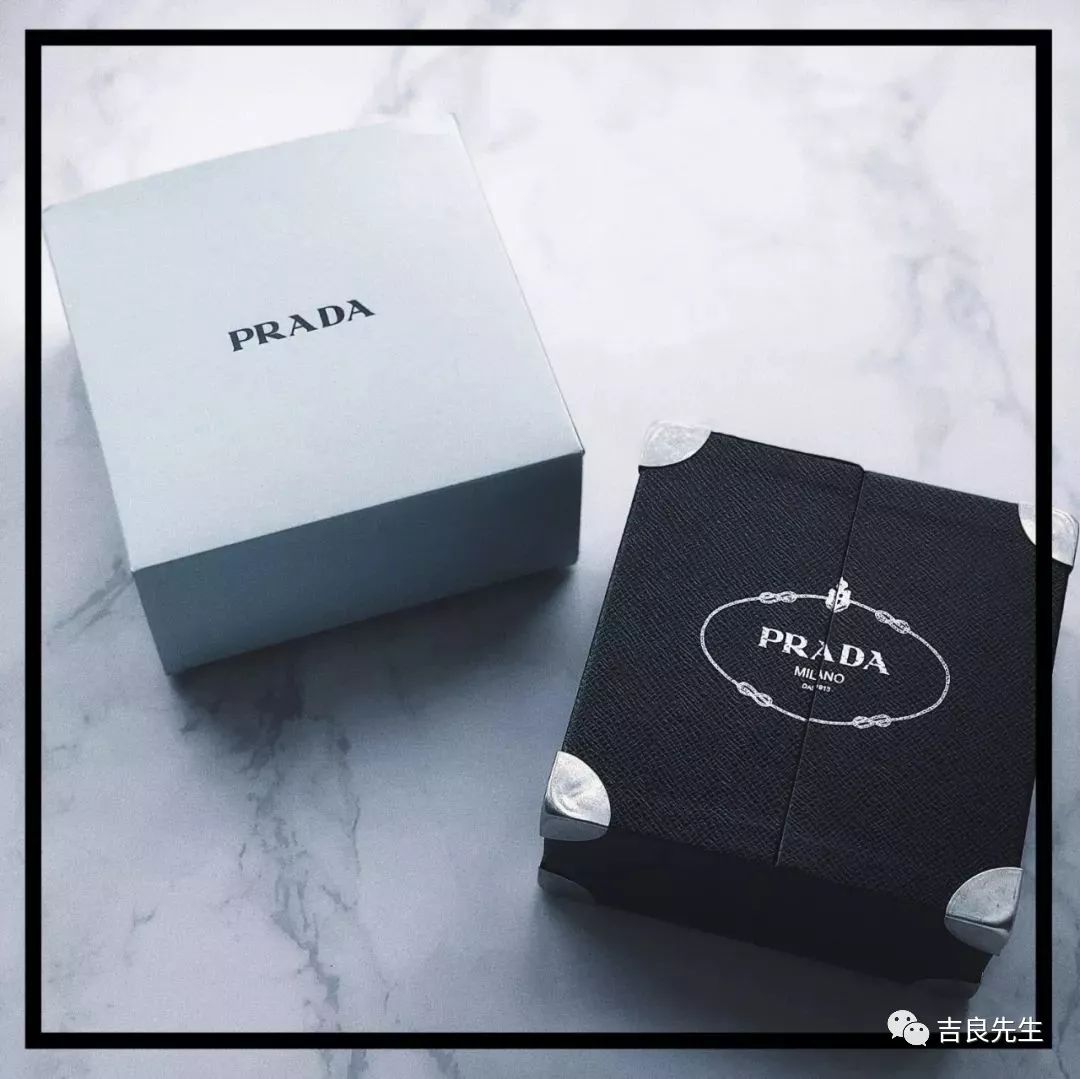 而且包装外表还用了 prada 招牌的 saffiano 皮革质地.