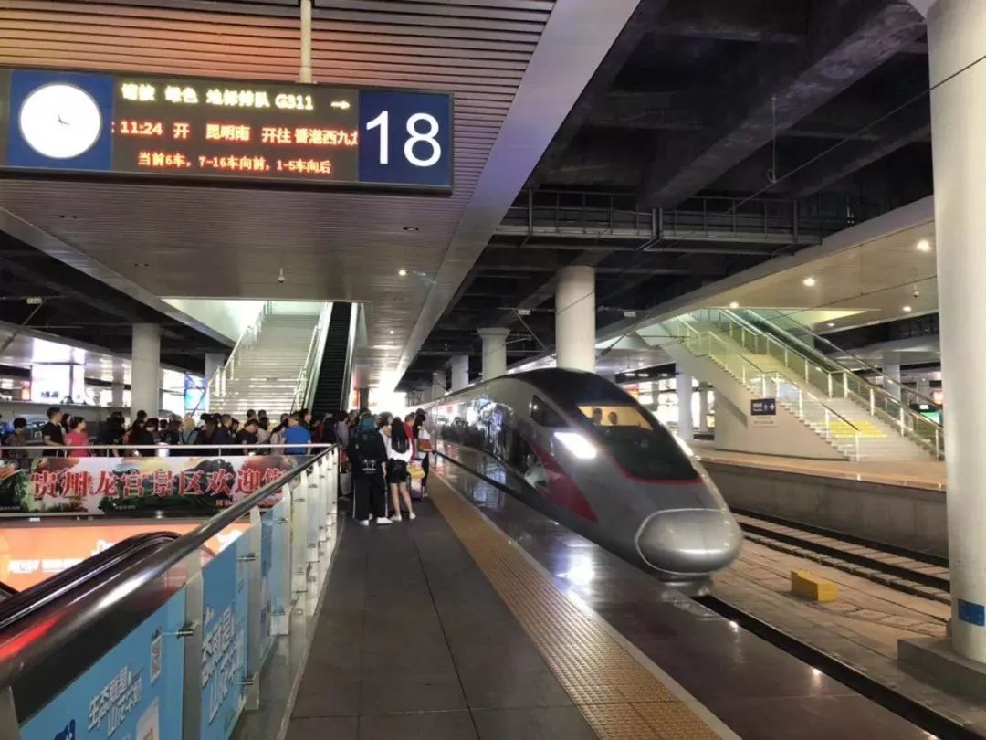 旅游 正文  今天首发列车在贵阳北站上车400余人,其中有140余旅客直达