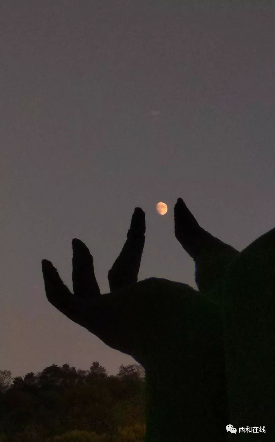 图片:晚霞湖巧娘娘手中的月亮.