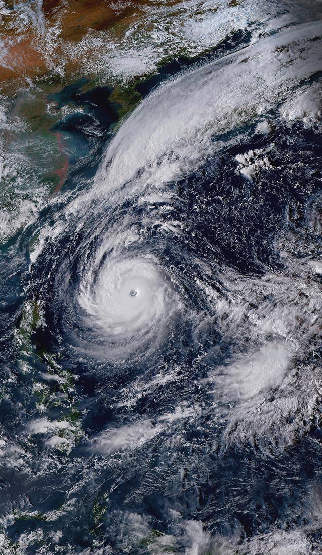 从太空看超强台风潭美:台风眼巨大清晰,似地球之洞