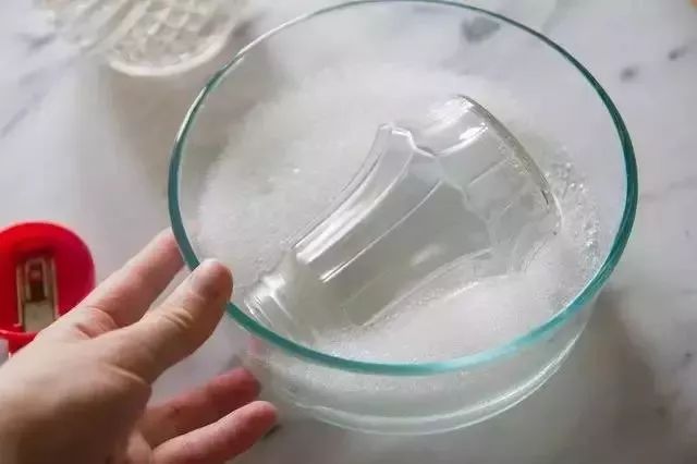 不亮 说明杯子已经有水垢附着 可以在杯子内 加入一半白醋和一半水
