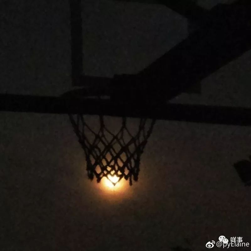 月圆之夜,月亮将自己投入了篮球框.中中中!祝大家幸运指数百分百.