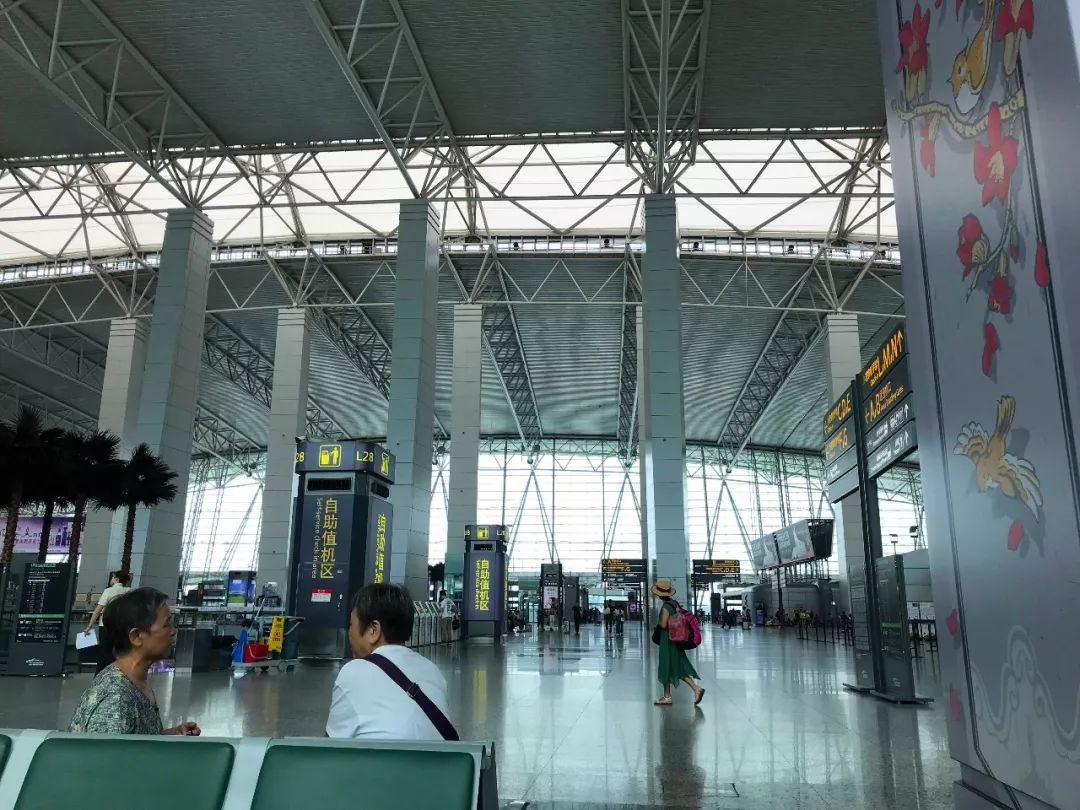 图为广州机场t1航站楼,面积31万平方米,为一期工程,总投资196亿元,于