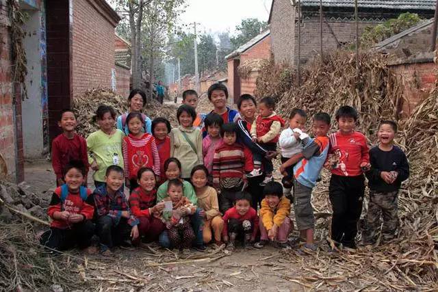 看看这一群人,就知道在楚旺农村孩子的时光真的是很幸福.