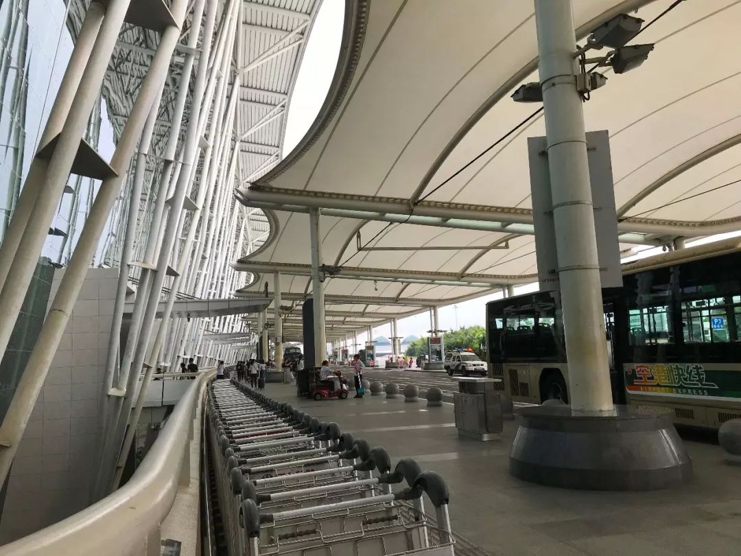 广州白云国际机场三期规划引入高铁,城际,地铁等交通线网,占地约41.