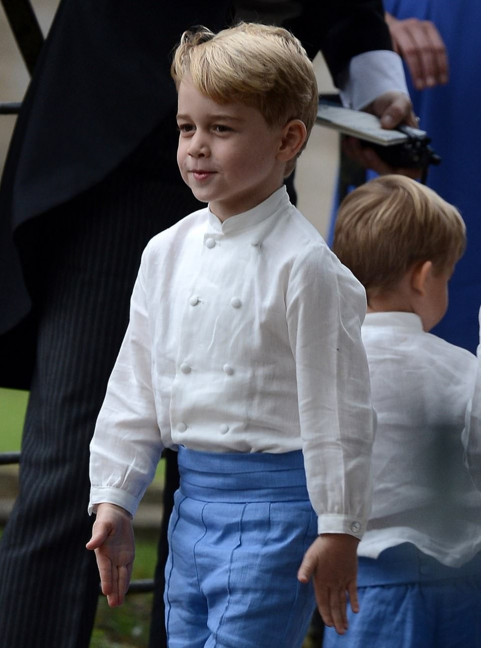 5岁的乔治王子又在一场婚礼上抢尽风头.