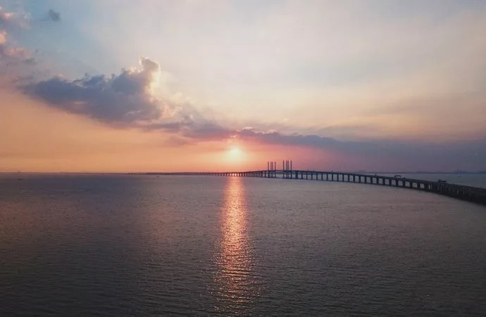 红岛码头,青岛四方港港区来观看空中明月,海上大桥辉映的美景.