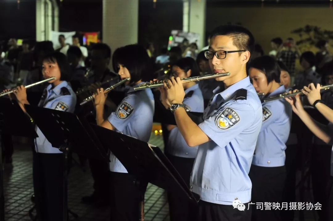 在这中秋之夜, 广司警学子策办中秋游园晚会 烛光,宛若苍穹之明星 这