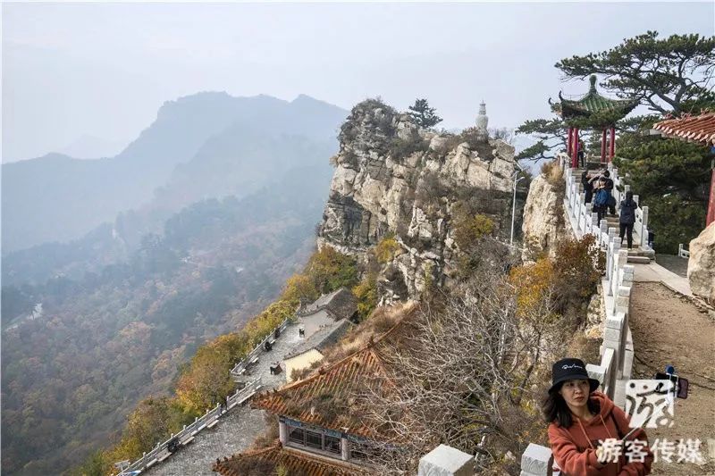 大芦花风景区位于北镇市医巫闾山中南部,南距青岩寺风景区8公里,北距