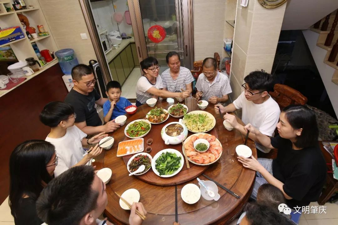 【肇庆好声音】第九期:一家人和和美美吃顿团圆饭最幸福!