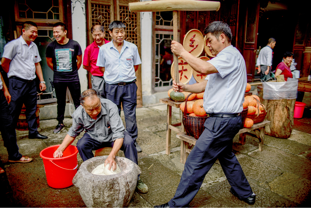 打麻糍中国是农业大国,传统过节总少不了做美食庆丰收,春节 年糕,端午