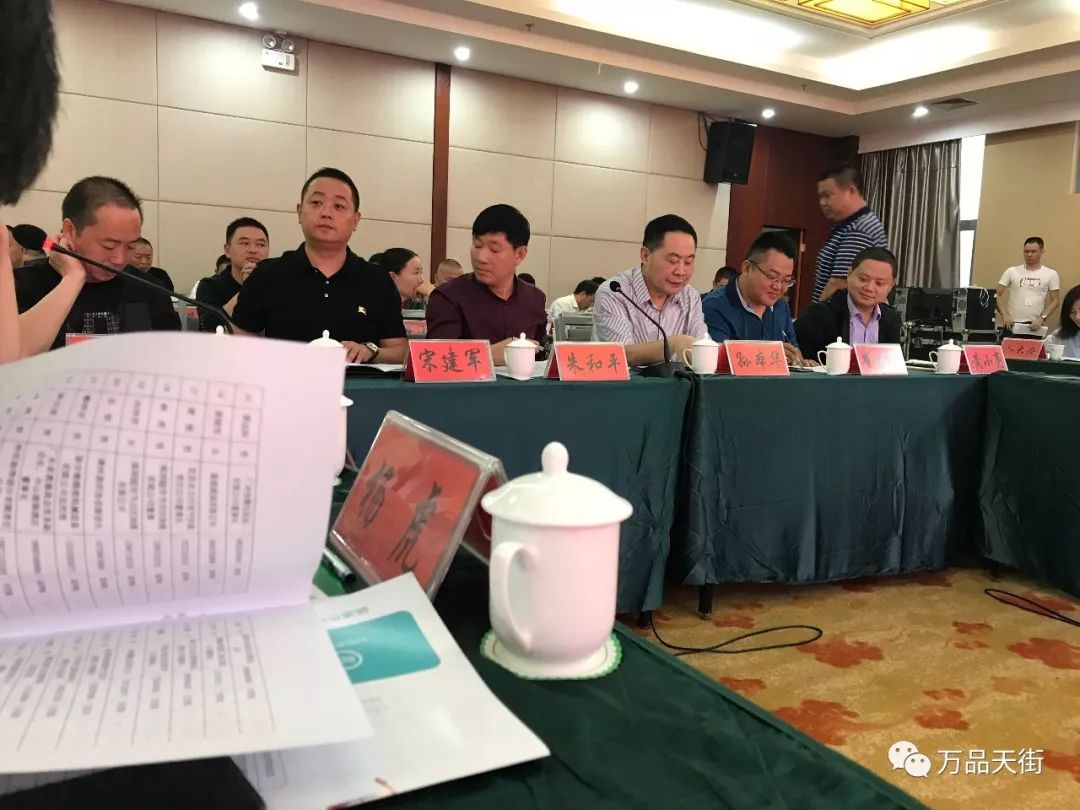 建始县委书记向红林首先代表建始县政府向专程参与此次盛会的建始籍