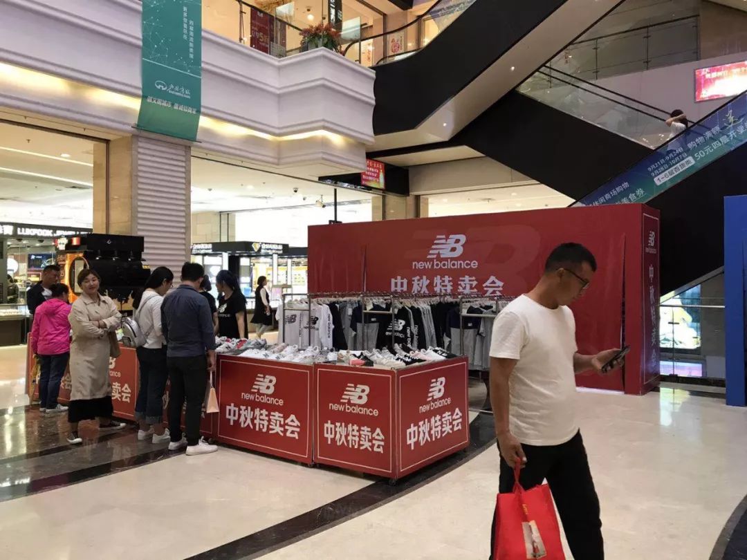 邢台new balance 北国店装修升级,临时店址,特卖场在这里.