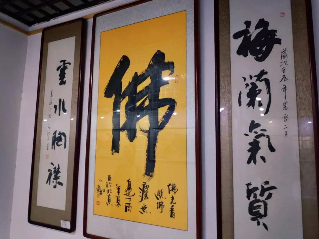 《佛》张坚老师作品,两侧为了空老师作品蔡永革老师作品《烙画》