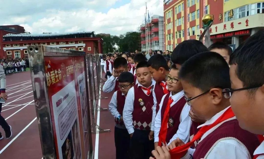 七台河市勃利县逸夫小学举行小手拉大手珍爱生命拒绝毒品家校誓师大会