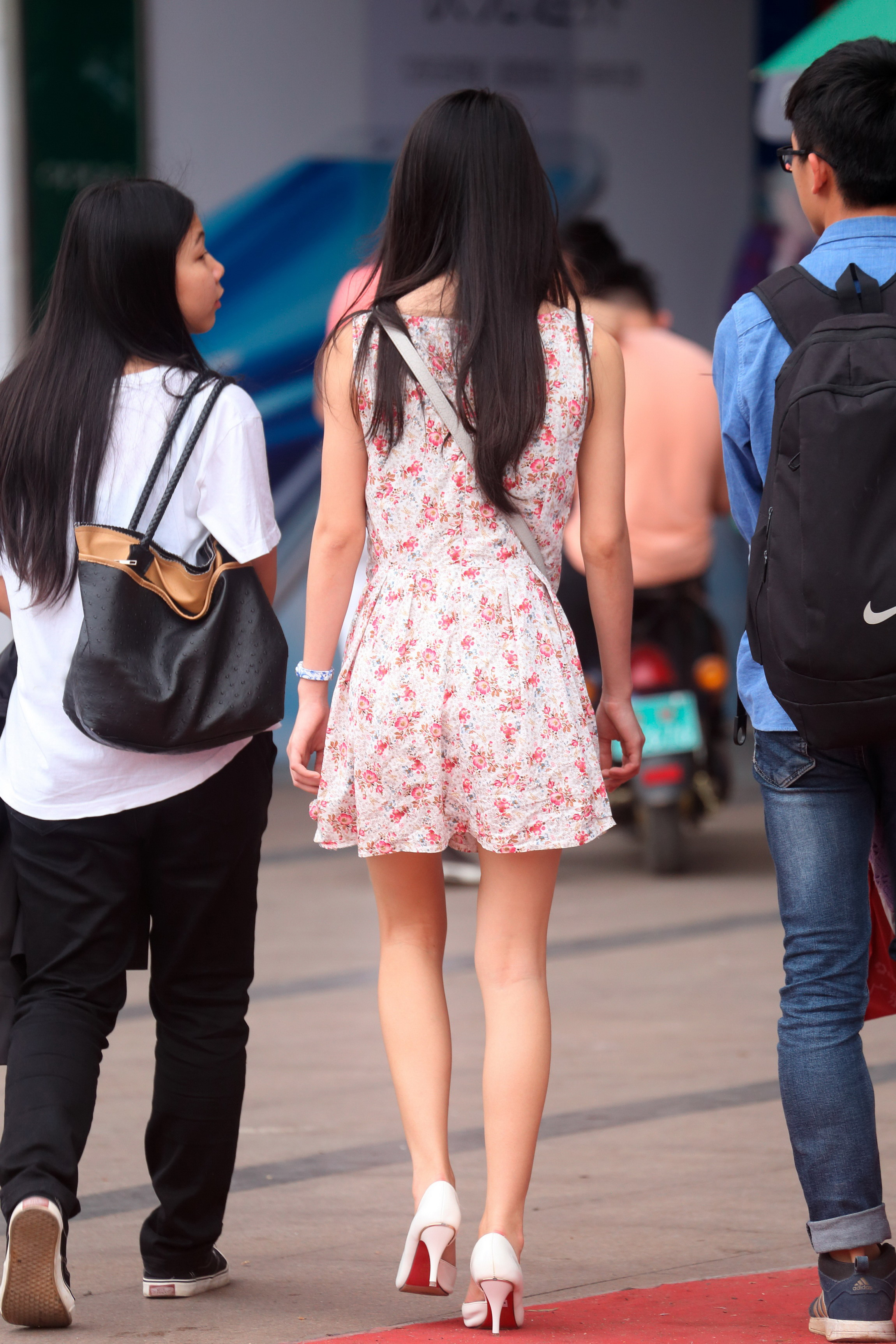 深圳街拍：前几位姑娘的牛仔月牙臀都比不过最后一位姑娘的吊带装