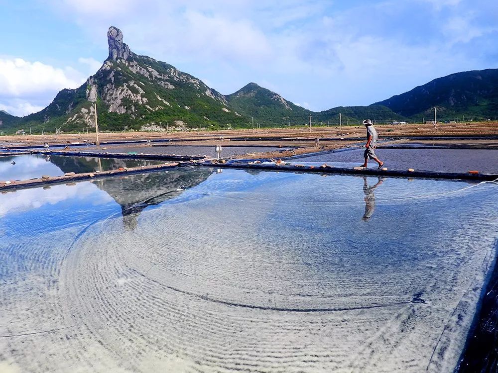 宁波象山县除了石浦渔港,还拥有历史悠久的盐场,在阳光下映射出斑斓