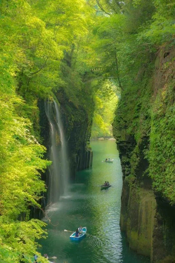 两岸青山,清泉流水 泛一小舟,做画中人