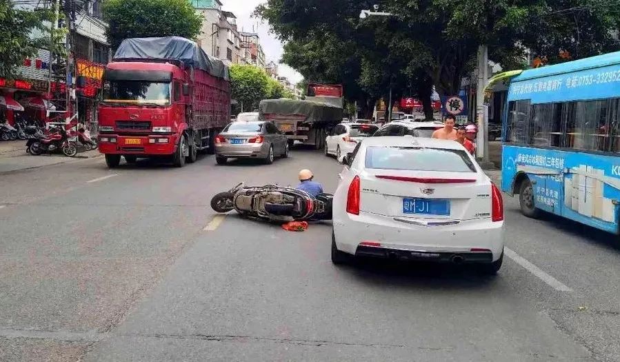 兴宁万宝街路口,摩托男随意掉头撞向凯迪拉克!