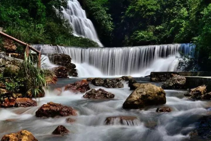 冬暖夏凉,四季如春.瀑布是其一大亮点 气势如虹.