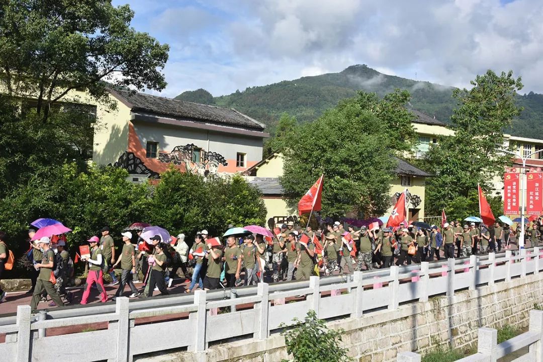 第三届凤卧红色旅游文化节暨"冠尖—玉青岩"千人越野徒步活动圆满结束