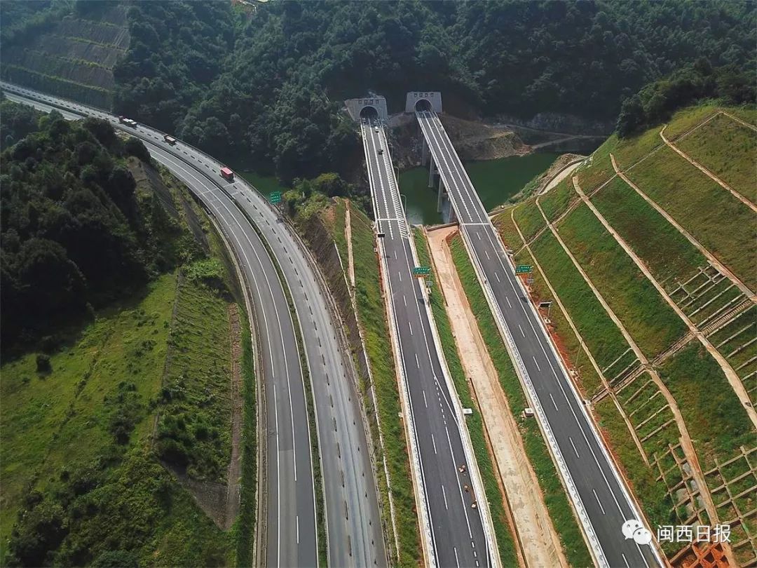 厦蓉高速颜中隧道航拍,隧道和中桥为下行线路