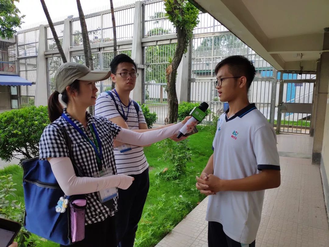 学生代表接受佛山新闻网,珠江时报,狮山电视台等新闻媒体记者采访谈