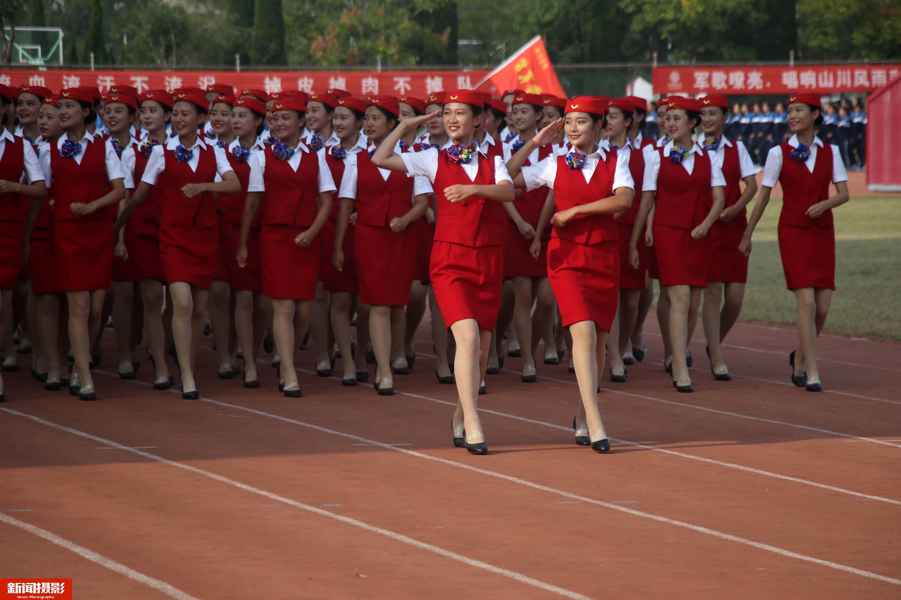 实拍飞行学员军训会操,空姐靓丽空少精神_山东滨州学院