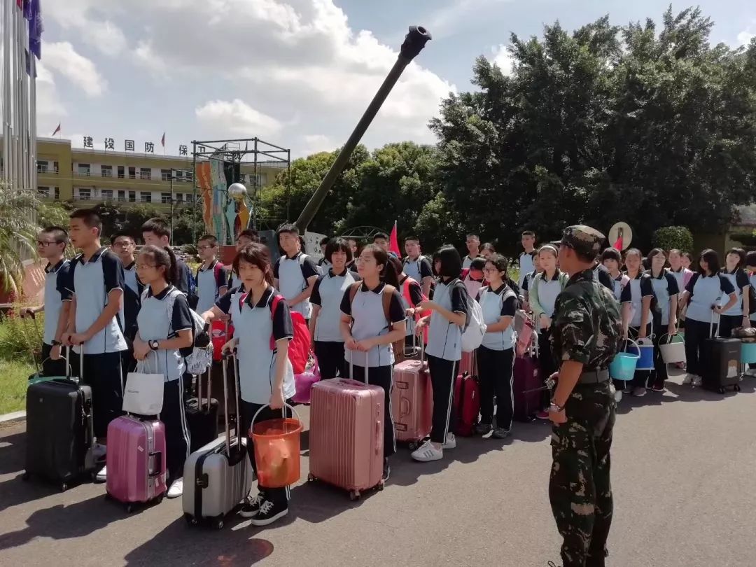 9月17日上午十时许,福州屏东中学2018级高一新生到达福清龙翔国防教育