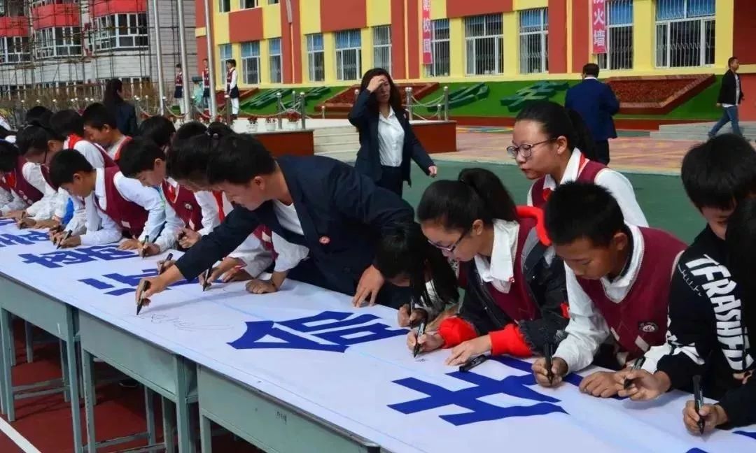 七台河市勃利县逸夫小学举行小手拉大手珍爱生命拒绝毒品家校誓师大会