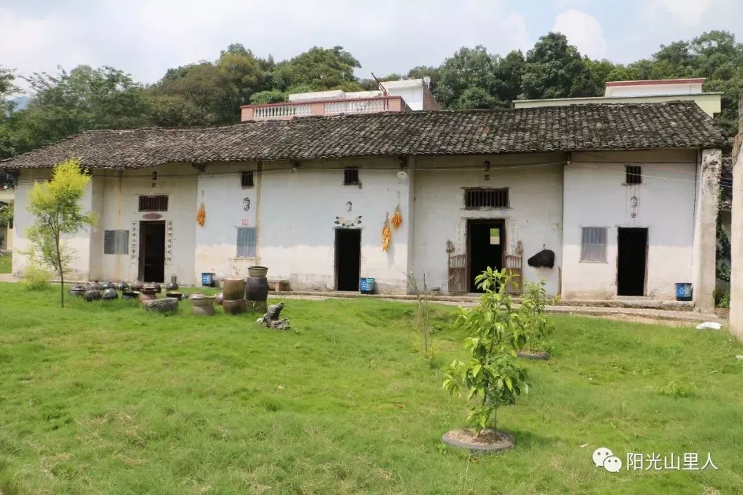 中秋节小长假第一天阳山小江牛大力景区,雷公岩村迎来200多名特殊游客