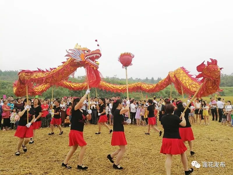 在铿锵有力的锣鼓声中,一条长龙蜿蜒缠绕,盘旋腾舞,拉开了活动的帷幕