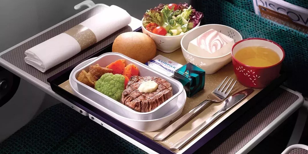 国泰航空餐有各种中国传统的美食,凤梨酥,茶,肥牛饭等等,如果你想吃
