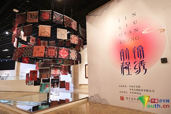 中国当代织锦,刺绣艺术展展馆内景.主办方 供图